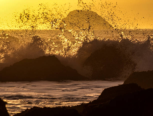 atardecer de salpicaduras - humboldt county california coastline island fotografías e imágenes de stock