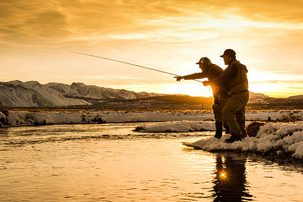 angeln anleitung " zeigt eine forellen bei sonnenuntergang - fly fishing fishing river fisherman stock-fotos und bilder