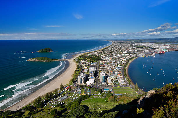 mont maunganui plage depuis le sommet de la piste de marche. - tauranga photos et images de collection