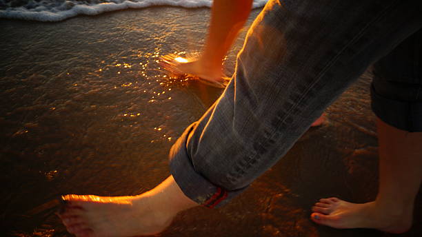 fuß in der brandung - human foot wading sea human toe stock-fotos und bilder