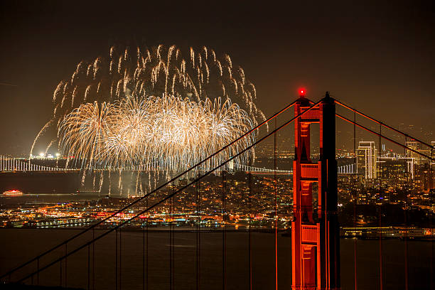 " супербоул"  фейерверк в сан-франциско, калифорния - san francisco county golden gate bridge skyline night стоковые фото и изображения