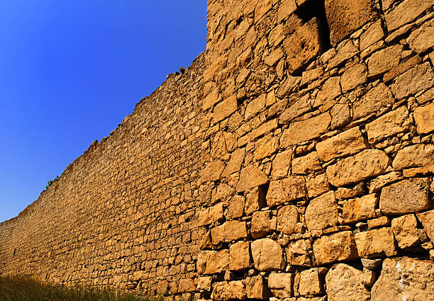 pared de piedra al anochecer - kafa fotografías e imágenes de stock