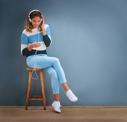 Shot of a young woman sitting on a stool and listening to musichttp://195.154.178.81/DATA/i_collage/pi/shoots/806328.jpg