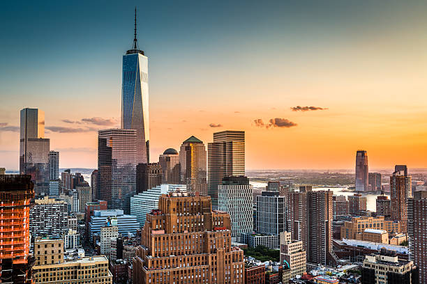 lower manhattan bei sonnenuntergang - world trade center manhattan stock-fotos und bilder