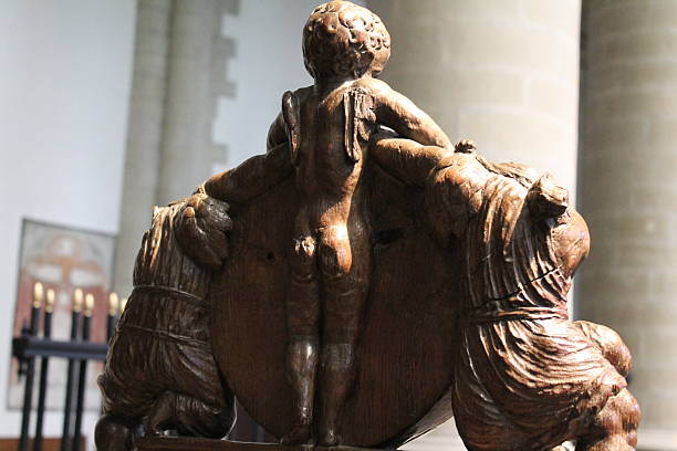 istock Back of a wooden angel 509205837
