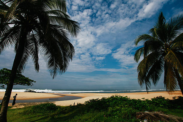 küsten-szene aus liberia - beach men isolated tourist stock-fotos und bilder
