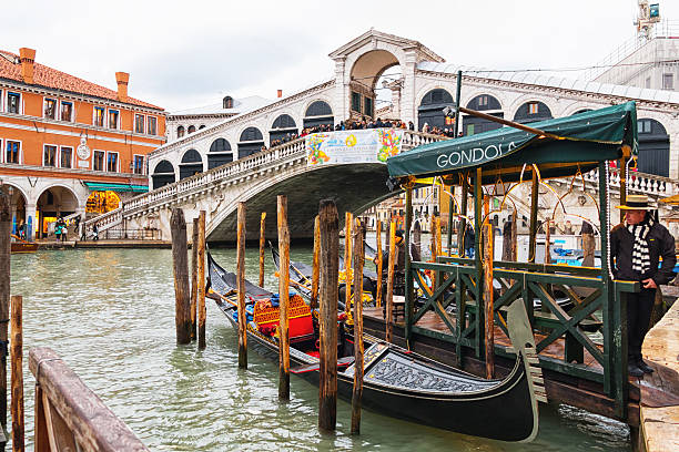 czekać w przód gondoli i most rialto, wenecja - venice italy italy arch bridge nautical vessel zdjęcia i obrazy z banku zdjęć