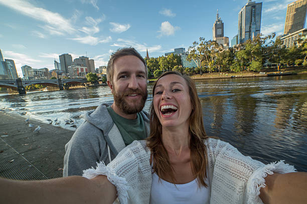 casal jovem em melbourne pegue a selfie retrato ao longo do rio yarra - melbourne tourist people traveling women - fotografias e filmes do acervo