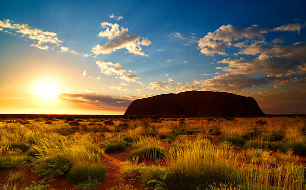 montanha rochosa de ayers ao amanhecer - northern territory imagens e fotografias de stock