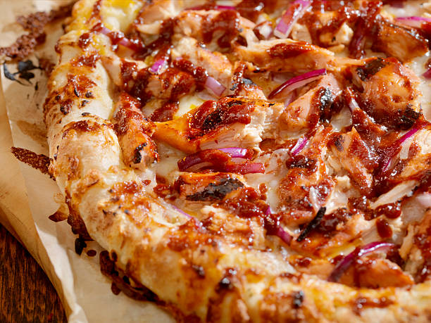 frango bbq pizza - grilled chicken chicken herb thin imagens e fotografias de stock