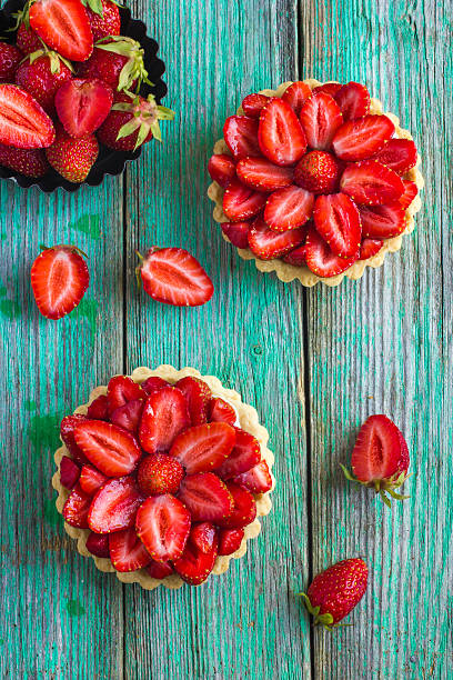 crostata di fragole fresca su sfondo in legno - little cakes foto e immagini stock