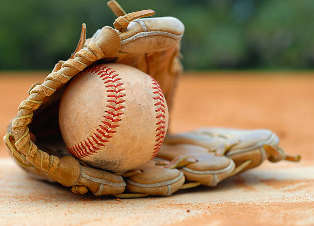 antigua y guante de béisbol - baseball glove baseball baseballs old fashioned fotografías e imágenes de stock