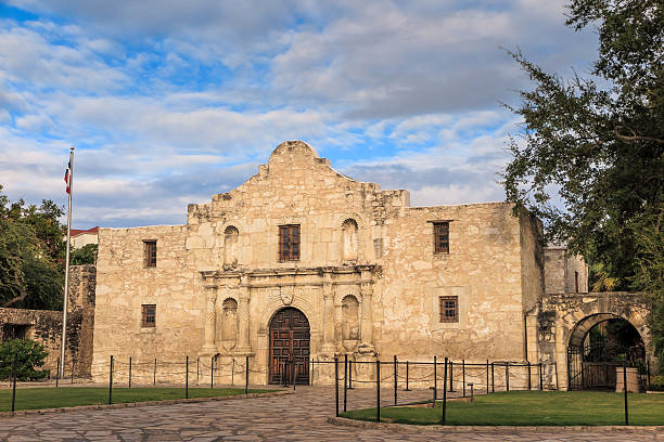 istock Historic Alamo at twilight 509252222