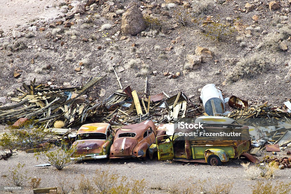 Vecchie automobili nel deserto Abbandonato - Foto stock royalty-free di 1940-1949