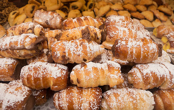 italiano casero pastel en una tienda en roma, italia - italian culture pastry food rome fotografías e imágenes de stock