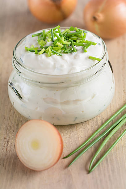 quark mit schnittlauch und zwiebeln - brotaufstrich imagens e fotografias de stock