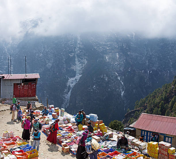 market au bazar de namche, népal - namche bazaar photos et images de collection