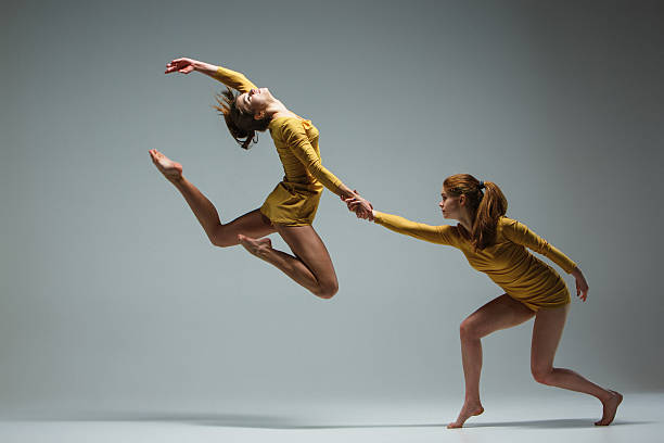 dos bailarines de ballet moderno - contemporary ballet fotografías e imágenes de stock