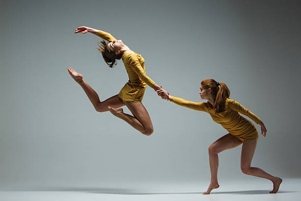 dwie nowoczesne tancerzy baletu - ballet teenager education ballet dancer zdjęcia i obrazy z banku zdjęć