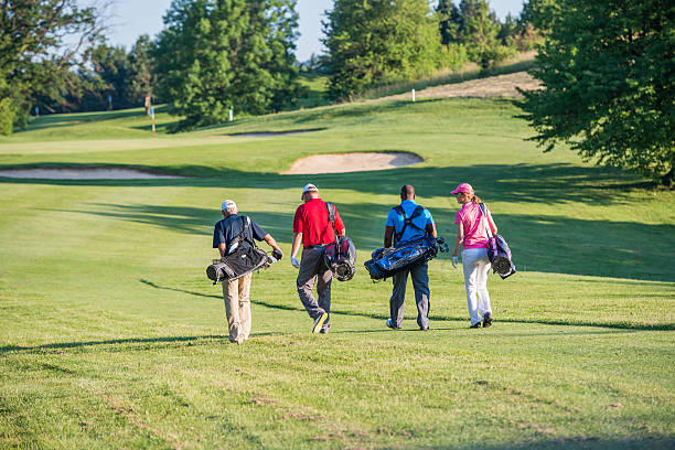 golfiści chodzić na pole golfowe - golf club zdjęcia i obrazy z banku zdjęć