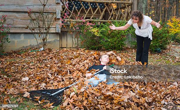 Teen Boy Eine Pause Im Herbst Blätter Stockfoto und mehr Bilder von Blatt - Pflanzenbestandteile - Blatt - Pflanzenbestandteile, Männer, Rechen
