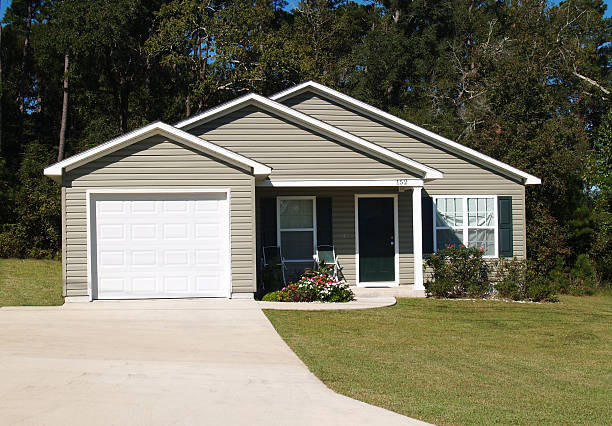 pequena casa residencial - siding house plastic roof - fotografias e filmes do acervo