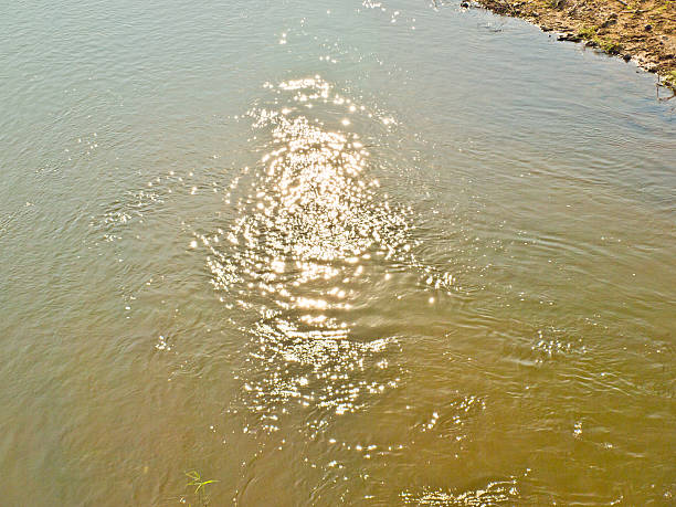 sfondo astratto acqua con onde specchio - holizontal foto e immagini stock