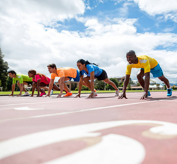 des athlètes prêts pour courir - course de relais photos et images de collection