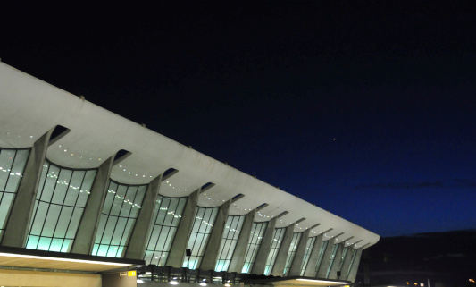 Dulles, Virginia, USA: nocturnal view of Washington Dulles International Airport - main terminal, land side - architect Eero Saarinen - IAD - photo by M.Torres
