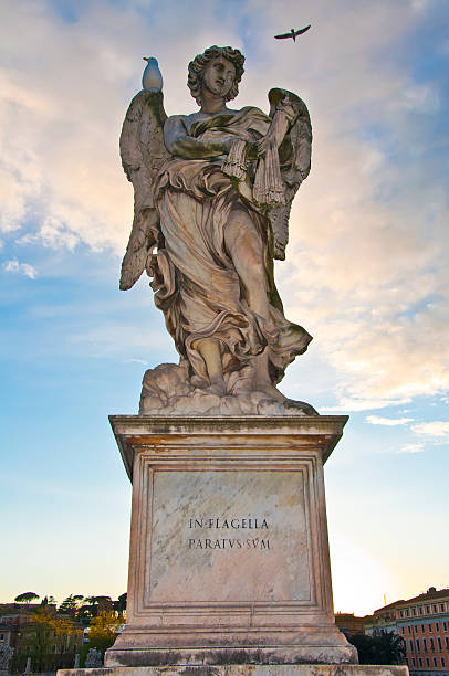 bernini's marmor-statue von angel vom sant'angelo-brücke in - bernini castel fort tiber river stock-fotos und bilder