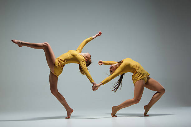 dwie nowoczesne tancerzy baletu - ballet teenager education ballet dancer zdjęcia i obrazy z banku zdjęć