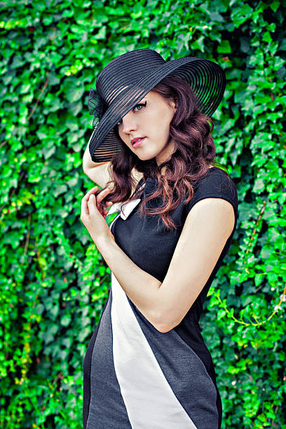 retro mujer en el sombrero negro - hairstyle fashion model fashion retro revival fotografías e imágenes de stock