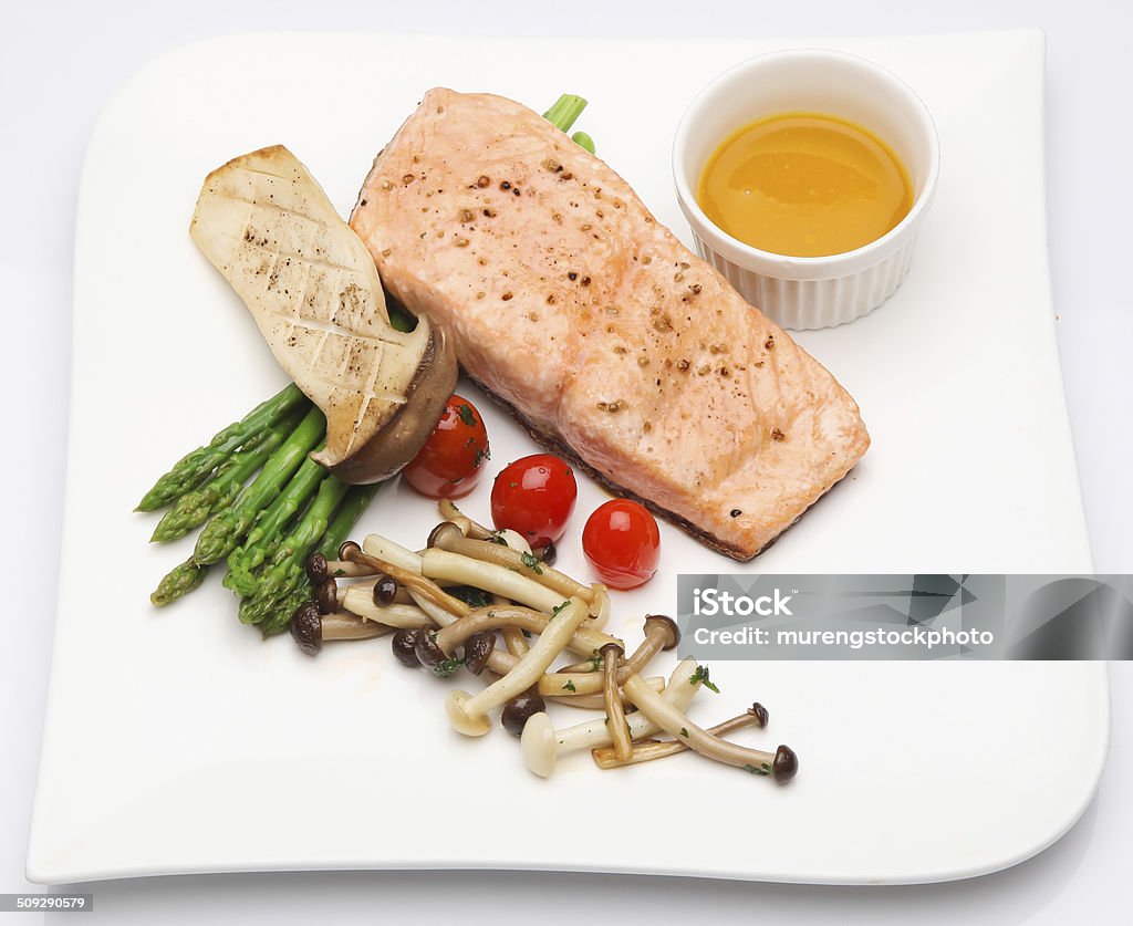 Legumes e salmão grelhado - Foto de stock de Almoço royalty-free