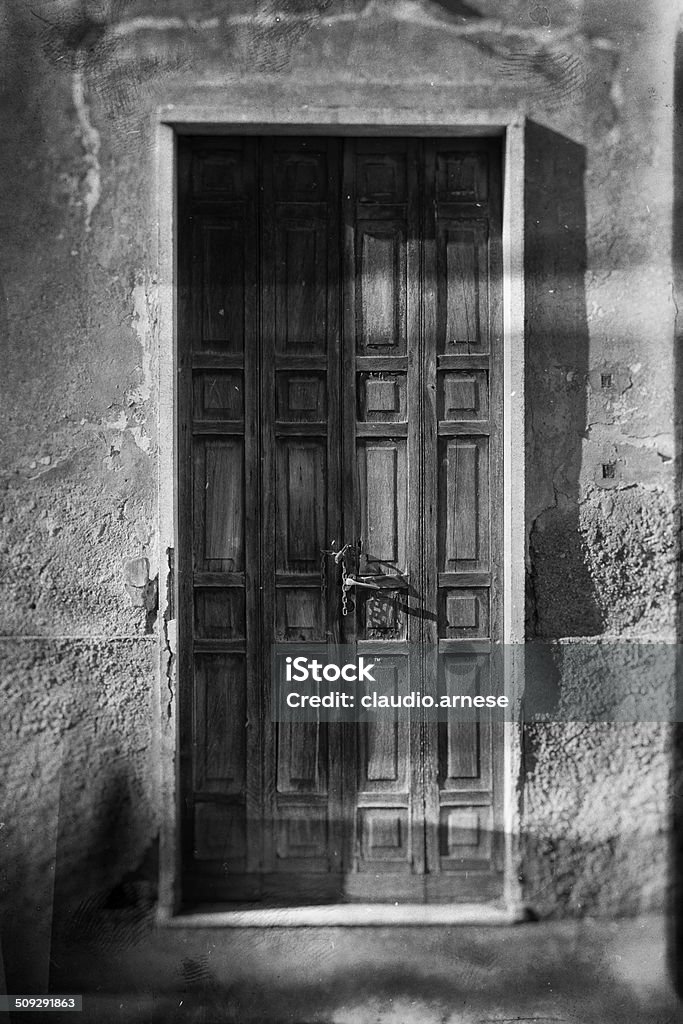 Vecchio porta.  Bianco e nero - Foto stock royalty-free di Chiesa
