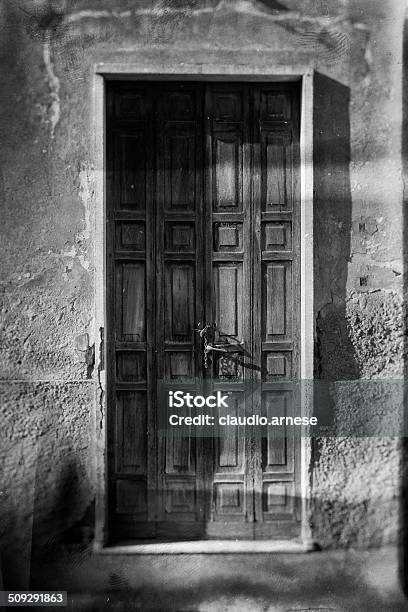 Vecchio Porta Bianco E Nero - Fotografie stock e altre immagini di Chiesa - Chiesa, Composizione verticale, Ferro da stiro