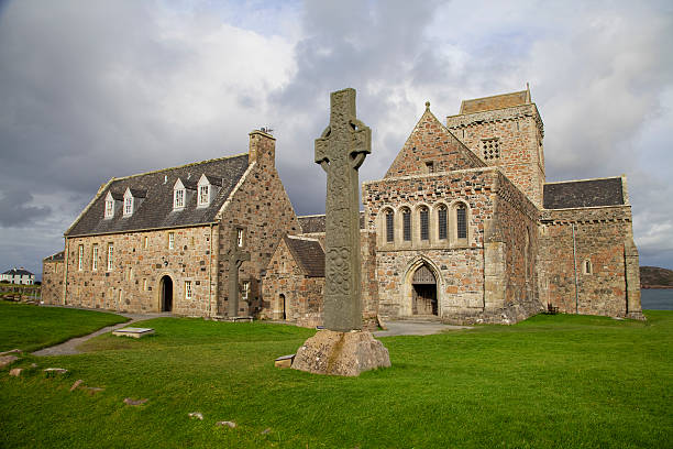 iona abbey, écosse - iona photos et images de collection