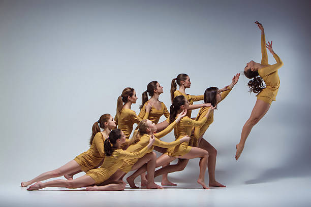 el grupo de bailarines de ballet moderno - contemporary ballet fotografías e imágenes de stock