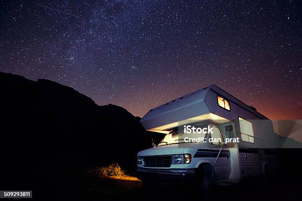 Photo libre de droit de Campingcars Sous Les Étoiles banque d'images et plus d'images libres de droit de Camping-car - Camping-car, Camping, Nuit