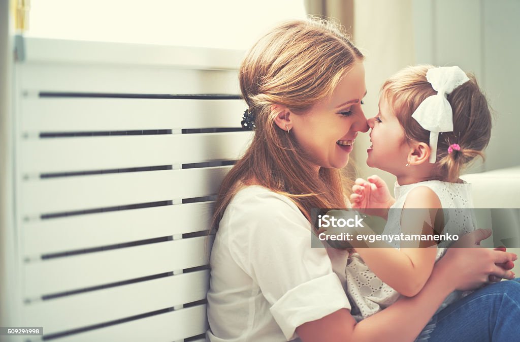 Glücklich liebevolle Familie. Mutter und Kind spielen und küssen und Hugg - Lizenzfrei Alleinerzieherin Stock-Foto