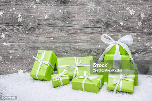 Cajas De Regalo Con Arco Y Snowflakes Foto de stock y más banco de imágenes de Regalo - Regalo, Verde - Color, Amor - Sentimiento