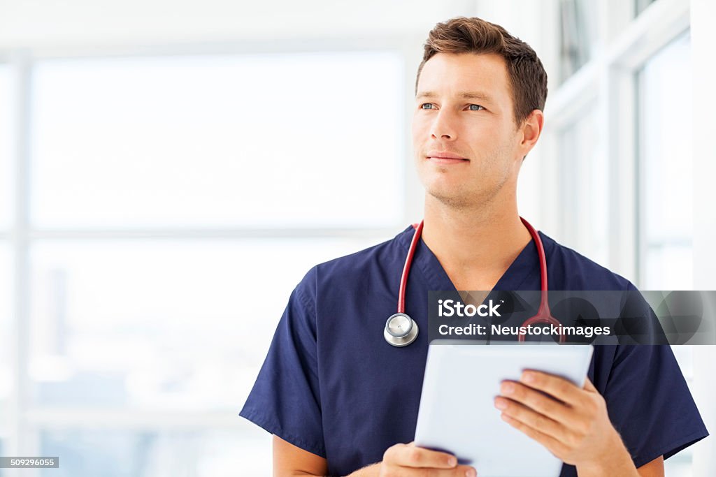 Arzt hält digitale Tablet im Krankenhaus - Lizenzfrei 20-24 Jahre Stock-Foto