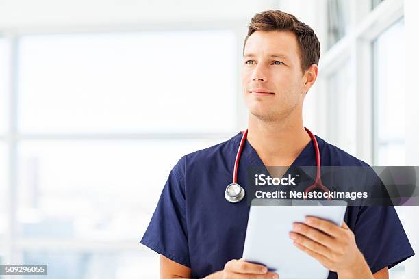 Arzt Hält Digitale Tablet Im Krankenhaus Stockfoto und mehr Bilder von 20-24 Jahre - 20-24 Jahre, Arzt, Berufliche Beschäftigung