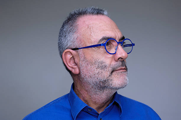 medio de hombre con camisa azul y gafas - perfil vista de costado fotografías e imágenes de stock