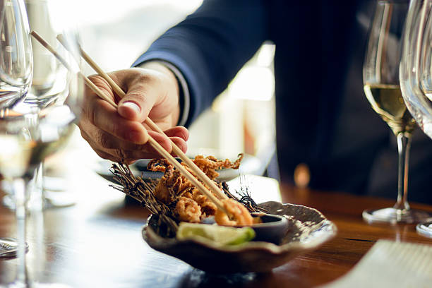 geschäftsmann essen und meeresfrüchte - eating men food chopsticks stock-fotos und bilder