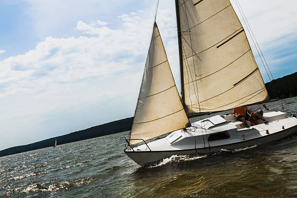 singolo yacht a vela in mare - horizon over land sports and fitness nature wave foto e immagini stock