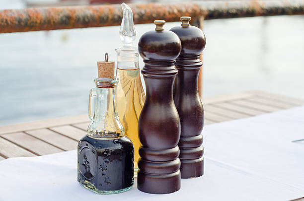 Salt and pepper mills on restoran table.