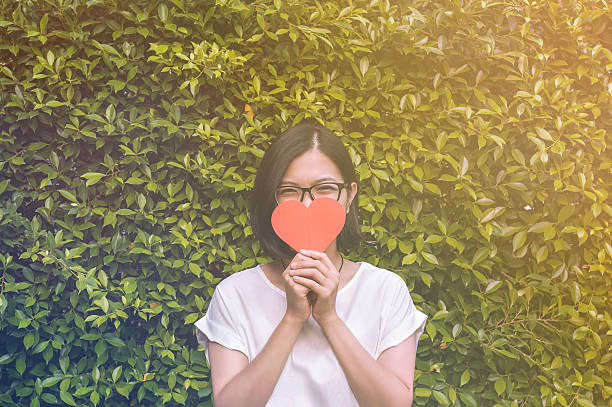 chica asiática con gafas, tome un corazón - valentines day teenager passion romance fotografías e imágenes de stock