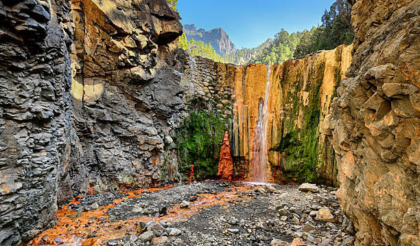 wasserfall cascada de colores im la palma (kanaren - caldera stock-fotos und bilder