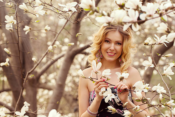 美しい笑顔の女性の「magnolia 」の近く - magnolia flower single flower white ストックフォトと画像