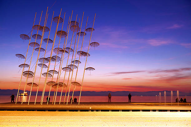 " sonnenschirme"  installation des neuen hafen von thessaloniki - handmade umbrella stock-fotos und bilder